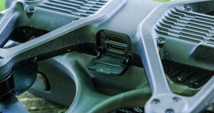 Die Drohne kann per USB-C mit einem Computer gelesen werden. Hier wird zudem eine Micro-SD-Karte eingesetzt. (Bild: Oliver Nickel/Golem.de)