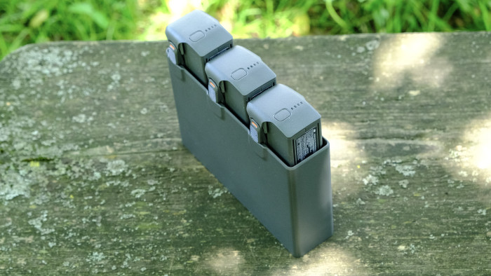 Im Fly-More-Kit sind drei Akkus und eine Ladestation enthalten. (Bild: Oliver Nickel/Golem.de)