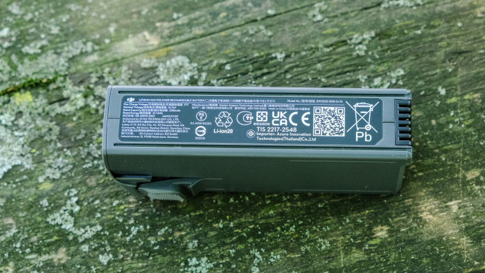 Mit einer Ladung kann die Drohne etwa zwölf Minuten lang fliegen. (Bild: Oliver Nickel/Golem.de)