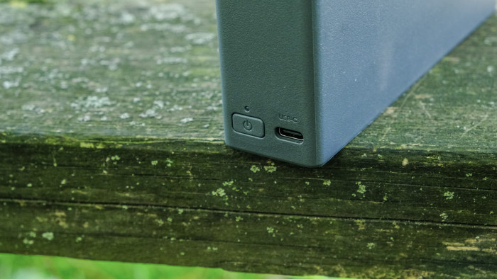 Geladen werden die Akkus per USB-C-Netzteil. (Bild: Oliver Nickel/Golem.de)
