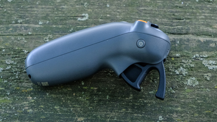 Der Pistolentrigger steuert die Geschwindigkeit der Drohne. (Bild: Oliver Nickel/Golem.de)