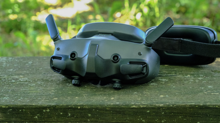 Die Antennen des FPV-Headsets lassen sich ein- und ausklappen. (Bild: Oliver Nickel/Golem.de)