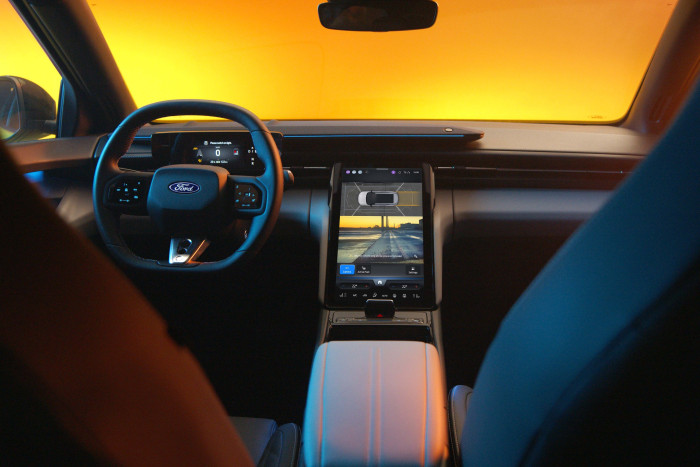 Im Innenraum übernimmt Ford das Konzept des elektrischen Explorer. (Foto: Ford)