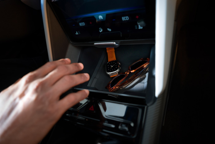 Unter dem beweglichen Zentralbildschirm befindet sich ein verschließbarer Stauraum. (Foto: Ford)