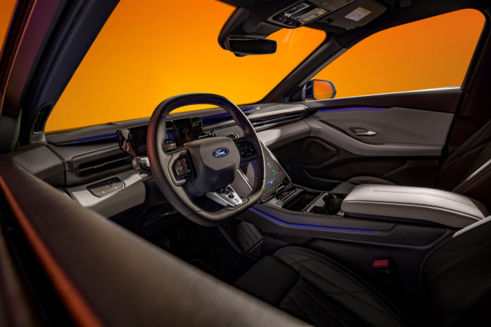 Serienmäßig verfügt der Capri über einen elektrisch verstellbaren Fahrersitz mit Memory-Schaltung und Massagefunktion. (Foto: Ford)