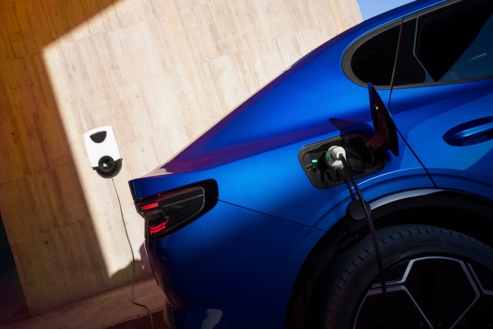 Die Version mit Heckantrieb lädt mit bis zu 135 kW, die Allradversion hingegen mit bis zu 185 kW. (Foto: Ford)