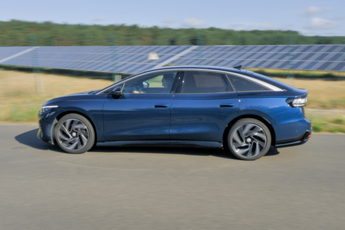 Der ID.7 ist mit 4,96 m einige Zentimeter länger als die aktuelle Passat-Version. (Foto: Martin Wolf/Golem.de)