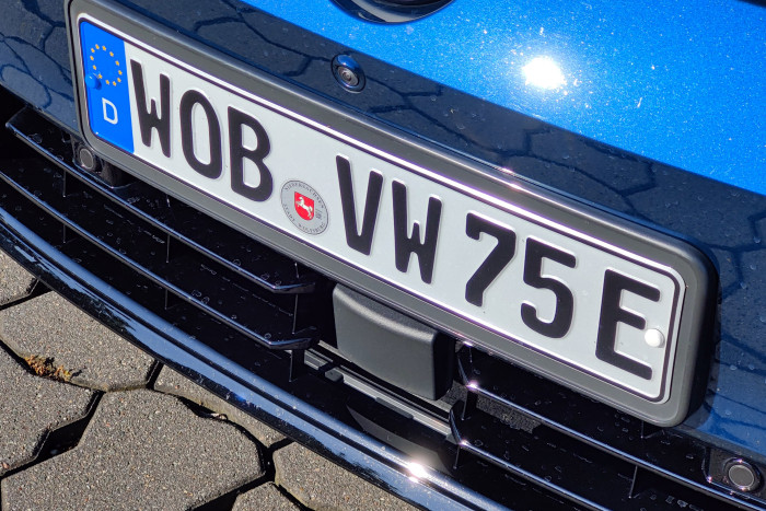 Der Radarsensor in der Front ist gut sichtbar und nicht hinter der Karosserie versteckt. (Foto: Martin Wolf/Golem.de)