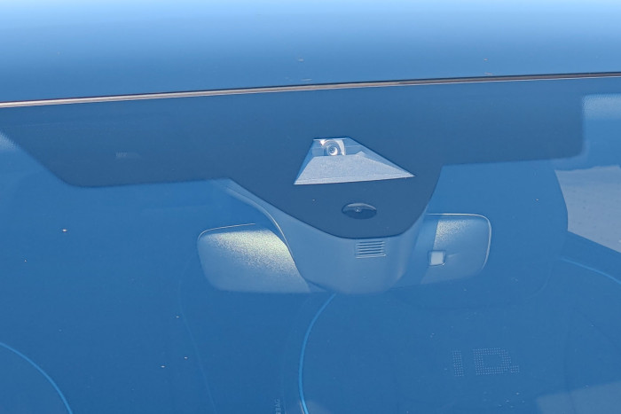 Die kamerabasierte Verkehrszeichenerkennung funktioniert recht zuverlässig. (Foto: Martin Wolf/Golem.de)