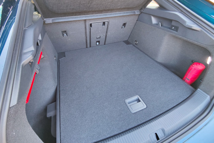 Der Kofferraum ist recht lang und hat ein Volumen von 532 Litern. Bei umgeklappten Rücksitzen sind es 1.586 Liter. (Foto: Martin Wolf/Golem.de)