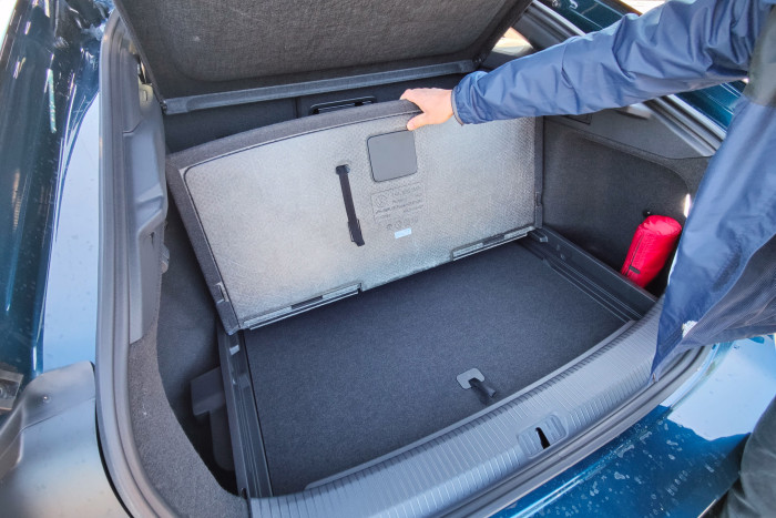 Unter dem Kofferraumboden befindet sich weiterer Stauraum. (Foto: Martin Wolf/Golem.de)