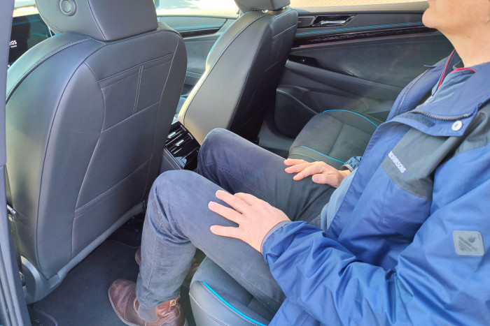 Bei einem Radstand von 2,97 Metern ist ausreichend Platz für Passagiere im Fond. Die Kopffreiheit ist ebenfalls groß genug. (Foto: Martin Wolf/Golem.de)