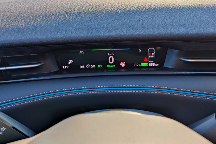 Das Fahrerdisplay ist recht klein geworden. Die Symbole sind kaum zu erkennen. (Foto: Martin Wolf/Golem.de)