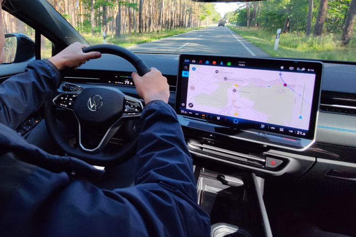 Mit einer Diagonale von 15 Zoll bietet der Zentralbildschirm hingegen genügend Platz für Navigation und Infotainment. (Foto: Martin Wolf/Golem.de)