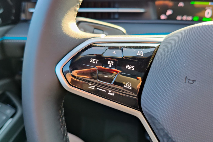 Mit dem linken Lenkradbedienfeld lassen sich die Assistenzsysteme und die Lautstärke steuern. (Foto: Martin Wolf/Golem.de)