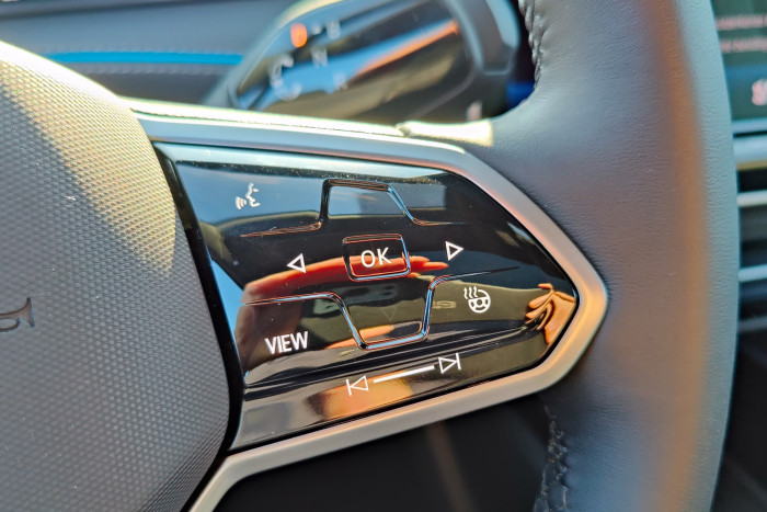 Über das rechte Bedienfeld lassen sich die Inhalte des Head-up-Displays verändern. (Foto: Martin Wolf/Golem.de)