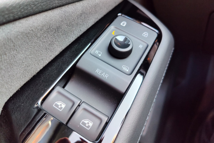 VW verzichtet beim ID.7 weiterhin auf separate Taster für alle vier Fensterheber. (Foto: Martin Wolf/Golem.de)