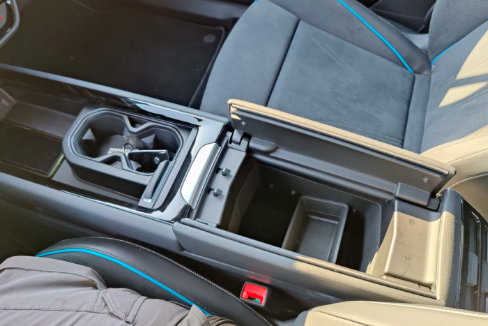 In der Mittelkonsole gibt es viel Stauraum und eine Feld zum induktiven Laden des Smartphones. (Foto: Martin Wolf/Golem.de)