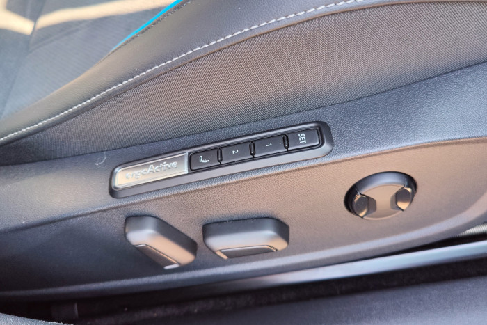 Gegen Aufpreis gibt es Beifahrersitze mit speicherbaren Sitzpositionen. (Foto: Martin Wolf/Golem.de)