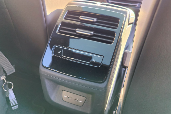 Für die Passagiere im Fond gibt es USB-Buchsen und eine Sitzheizung. (Foto: Martin Wolf/Golem.de)