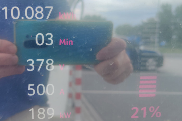 Wir erreichten Ladeleistungen von fast 190 kW bei dem 77-kWh-Akku. (Foto: Friedhelm Greis/Golem.de)