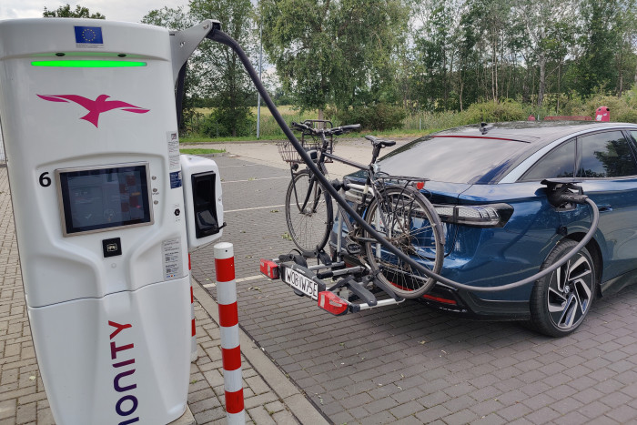 Trotz des Fahrradträgers waren die Kabel des Schnellladers lang genug. (Foto: Friedhelm Greis/Golem.de)