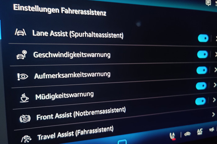Die Fahrassistenzsysteme funktionieren zuverlässig, allerdings sind Aufmerksamkeits- und Müdigkeitswarnung noch sehr rudimentär. (Foto: Friedhelm Greis/Golem.de)