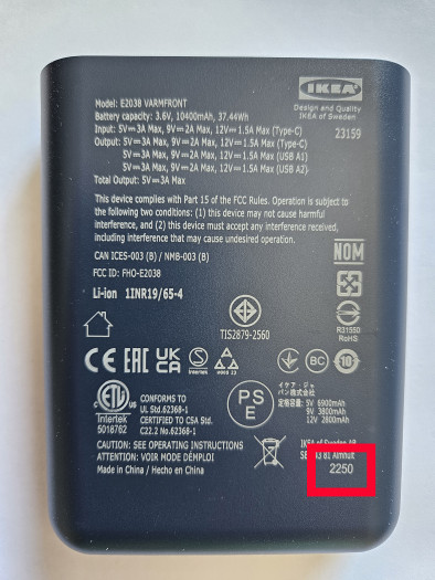Hier findet sich der Datumsstempel auf der Varmfront Powerbank 10.400 mAh. (Bild: Ikea)