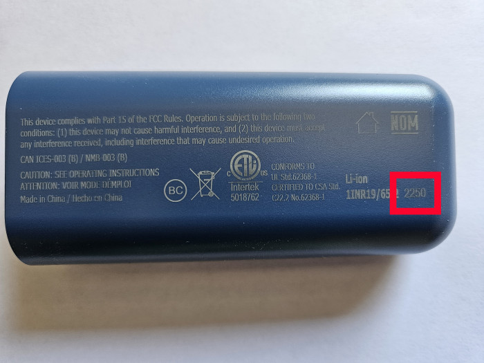 Hier findet sich der Datumsstempel auf der Varmfront Powerbank 5.200 mAh. (Bild: Ikea)