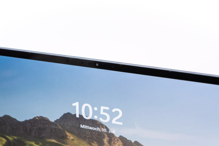 Die Webcam hat durch die Intel-Arc-GPU einige nützliche Funktionen wie Hintergrundentfernung, Blickkorrektur und automatische Zentrierung. (Quelle: Martin Wolf/Golem.de)