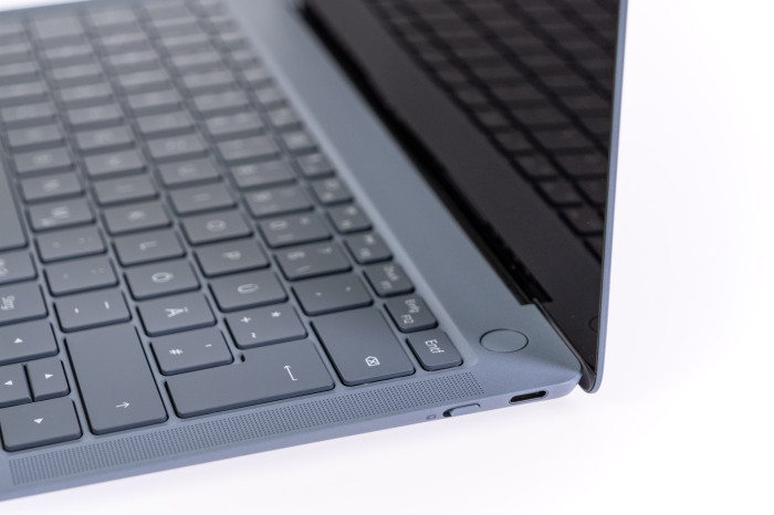 Die Webcam kann per Schalter abgeschaltet werden. Außerdem ist ein Typ-C-Anschluss zum Laden vorhanden. (Quelle: Martin Wolf/Golem.de)