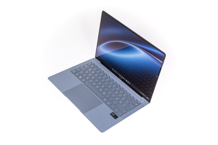 Das Geräte ist abgesehen von einem Intel-Evo-Sticker schlicht gehalten. (Quelle: Martin Wolf/Golem.de)