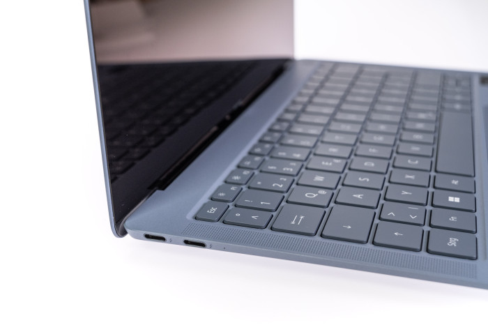 Auf der Linken seite sind zwei weitere Typ-C-Anschlüsse, beide beherrschen Thunderbolt 4. (Quelle: Martin Wolf/Golem.de)