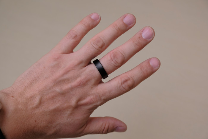 Der Galaxy Ring hat eine leicht konkave Oberfläche, was zu weniger Kratzern führen soll. (Bild: Tobias Költzsch/Golem.de)