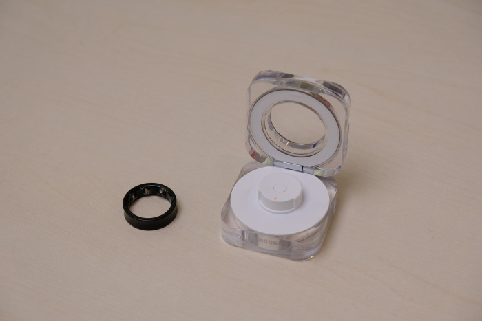 Der Galaxy Ring wird in einem Ladeetui geladen, das einen Akku eingebaut hat. (Bild: Tobias Költzsch/Golem.de)