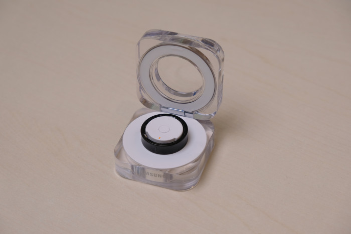 Der Ring wird an einer Markierung ausgerichtet und in das Etui gesteckt. (Bild: Tobias Költzsch/Golem.de)