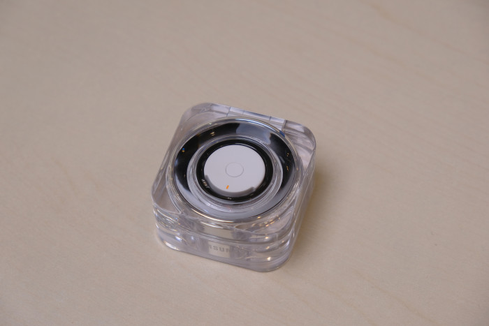 Der Akku des Ladeetuis kann per Kabel oder drahtlos aufgeladen werden. (Bild: Tobias Költzsch/Golem.de)