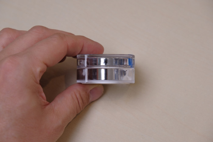 Das Ladeetui ist teilweise durchsichtig. (Bild: Tobias Költzsch/Golem.de)