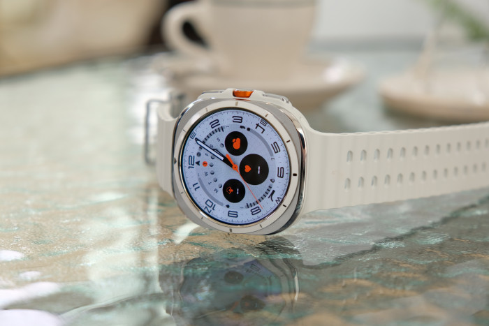 Die Galaxy Watch Ultra von Samsung ist eine Outdoor-Smartwatch. (Bild: Tobias Költzsch/Golem.de)