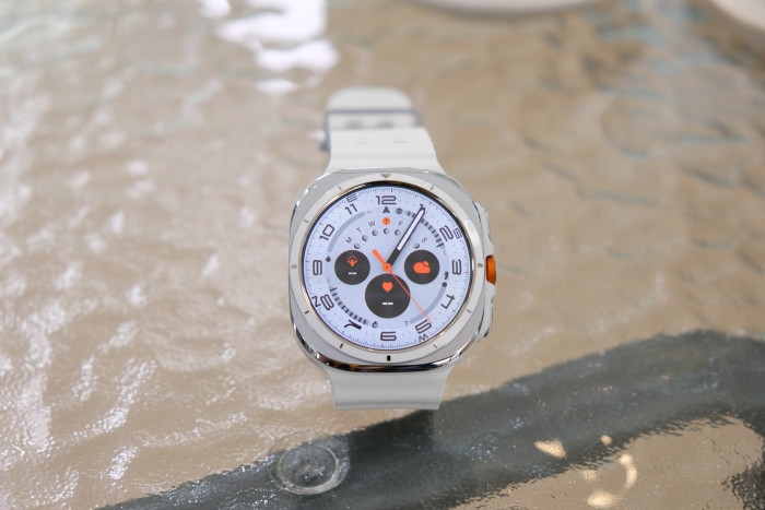 Die Galaxy Watch Ultra hat ein 1,5 Zoll großes AMOLED-Display, das mit bis zu 3.000 cd/m² sehr hell wird. (Bild: Tobias Költzsch/Golem.de)