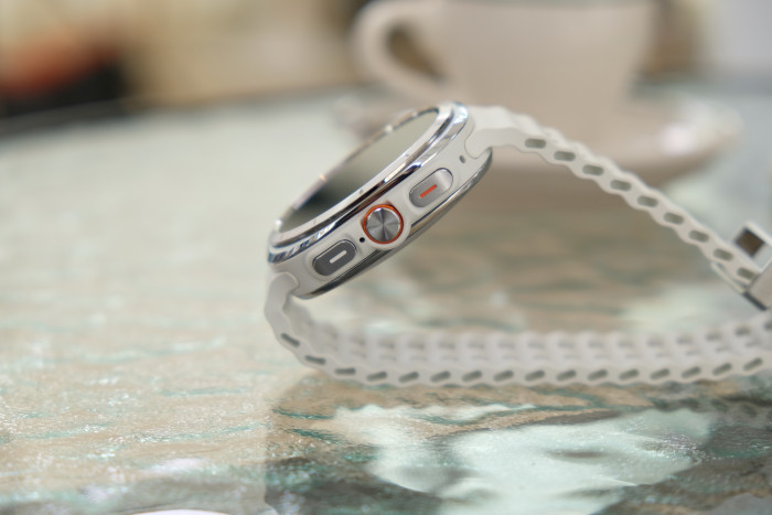 Die Uhr ist deutlich robuster gebaut als die ebenfalls neue Galaxy Watch 7. (Bild: Tobias Költzsch/Golem.de)