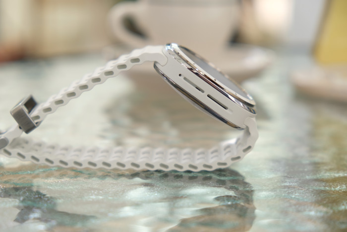 Der Rahmen ist aus einer Titanlegierung und Kunststoff. (Bild: Tobias Költzsch/Golem.de)