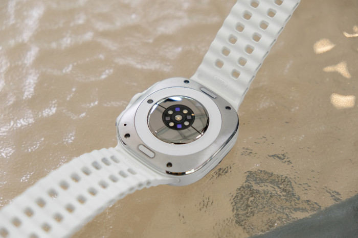 Auf der Rückseite sind verschiedene LEDs für die Sensoren eingebaut. (Bild: Tobias Költzsch/Golem.de)