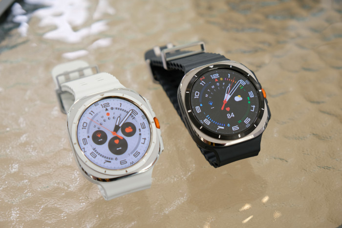 Die Galaxy Watch Ultra in Weiß und in Grau. (Bild: Tobias Költzsch/Golem.de)