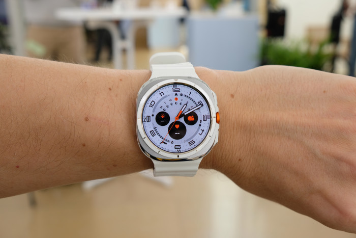 Die Galaxy Watch Ultra ist am Handgelenk deutlich markanter als bisherige Smartwatches von Samsung. (Bild: Tobias Költzsch/Golem.de)