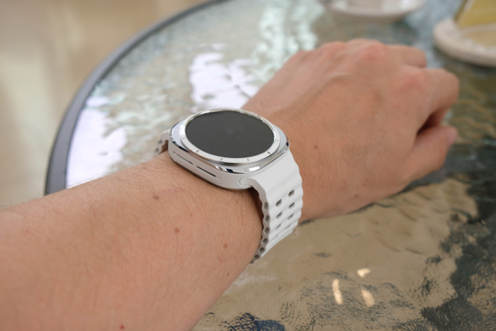 Die Uhr ist allerdings sehr leicht. (Bild: Tobias Költzsch/Golem.de)