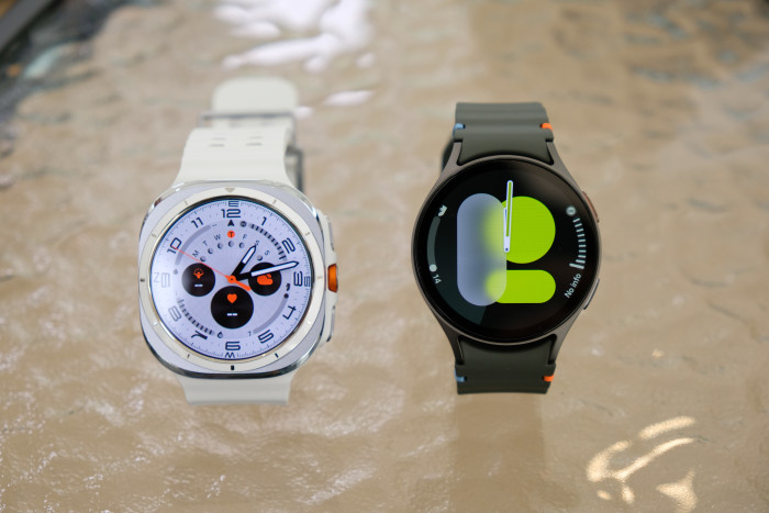 Die Galaxy Watch Ultra im Vergleich zur Galaxy Watch 7 (Bild: Tobias Költzsch/Golem.de)