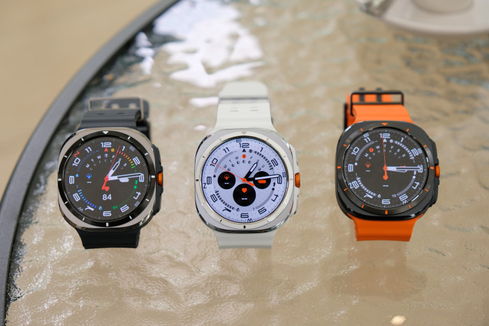 Die schwarze Version der Galaxy Watch Ultra hat in diesem Bild das orangefarbene Armband, das dem der Apple Watch Ultra sehr ähnelt. (Bild: Tobias Költzsch/Golem.de)