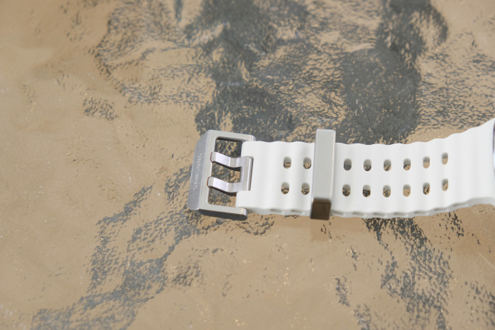 Das Armband der Galaxy Watch Ultra verwendet eine Doppelschließe. (Bild: Tobias Költzsch/Golem.de)