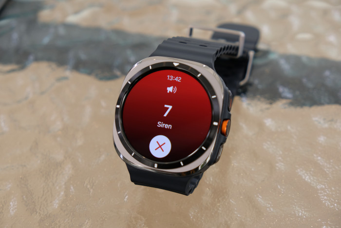 Mit der Sirenenfunktion können Nutzer der Galaxy Watch Ultra auf sich aufmerksam machen. (Bild: Tobias Költzsch/Golem.de)